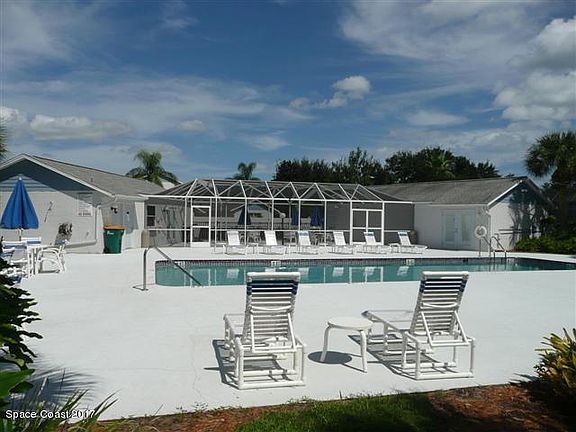 3rd image of 832 Villa Dr