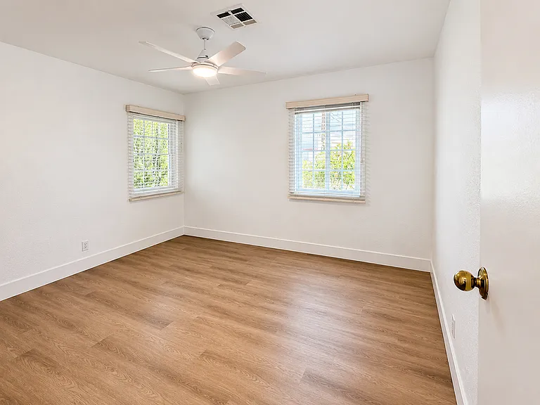 917 N Mariposa St — Photo 9