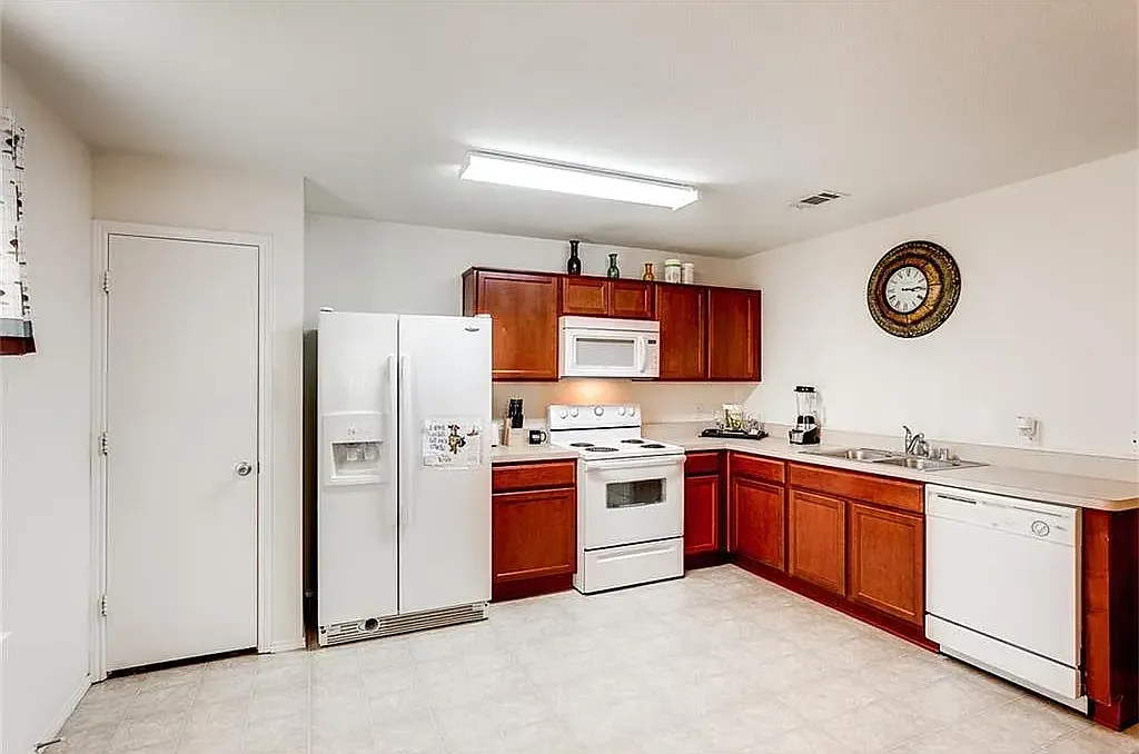3 bed, 1650 sqft, $1,900 — Photo 3