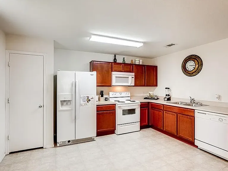 2205 Sims Dr — Photo 3