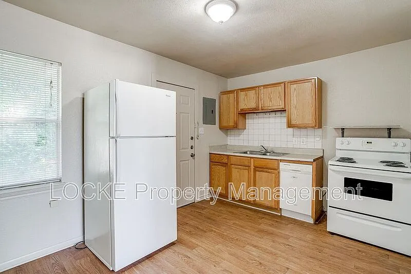 2 bed, 1.0 bath, 900 sqft, $995 — Photo 3