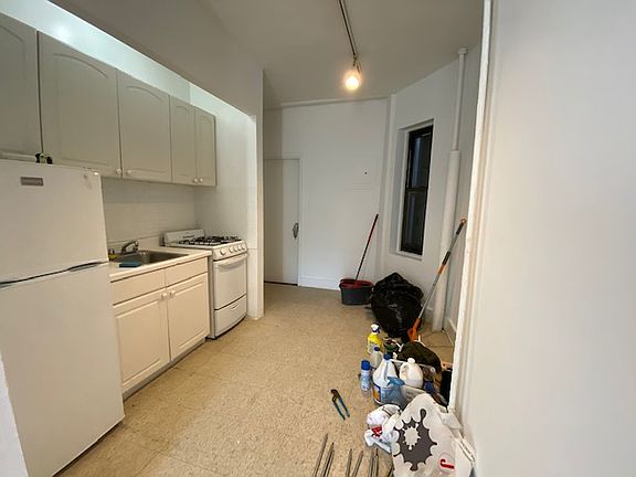 3rd image of 305 E 84th St APT 4FE