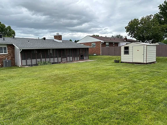 1504 Lake Hills Dr — exterior photo