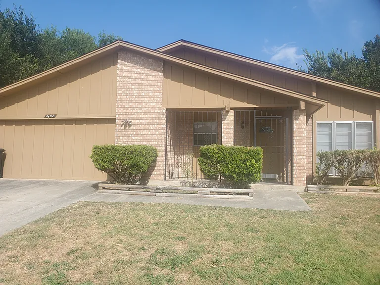 1302 Swope Dr — Photo 2