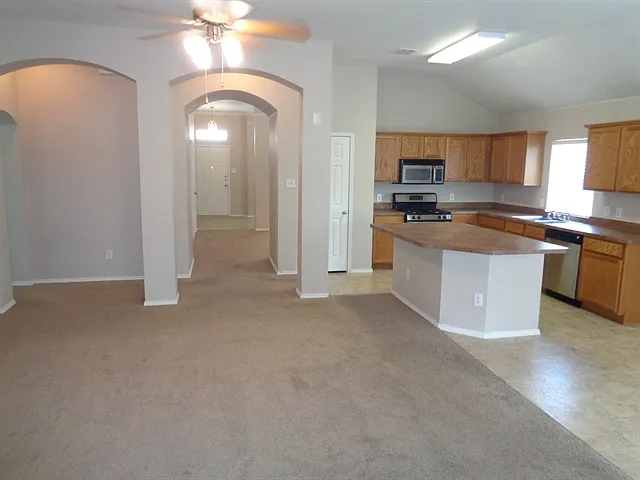 3 bed, 2.0 bath, 2108 sqft, $2,285 — Photo 3