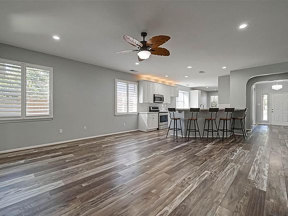 3rd image of 421 Livingstone Ln
