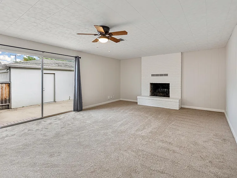 704 Windsor Dr — Photo 2