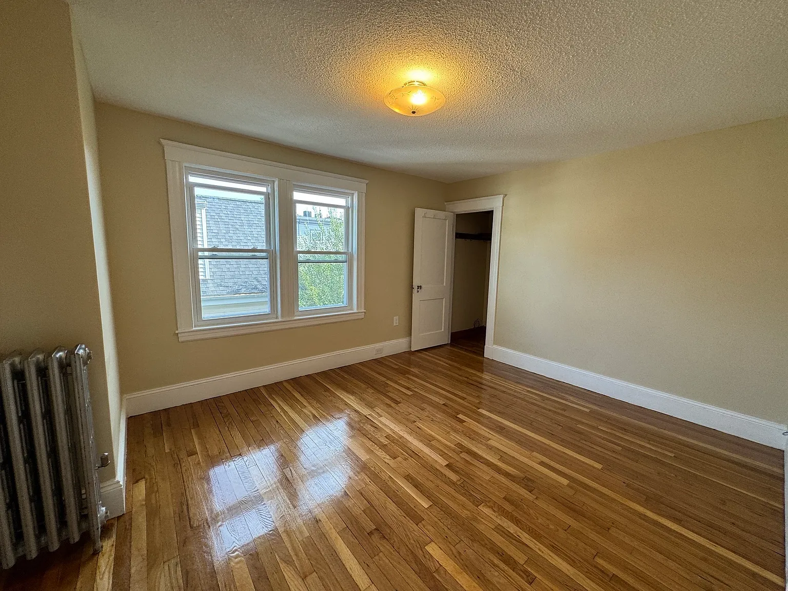 3 bed, 1.0 bath, 1000 sqft, $3,200 — Photo 3