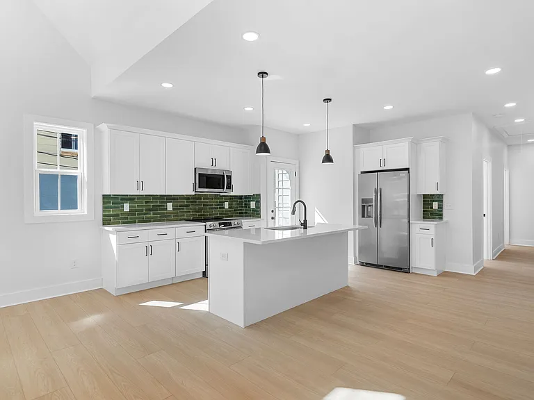 930 Glass St — Photo 5