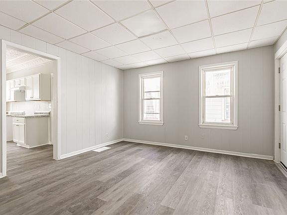 4th image of 385 Hague St