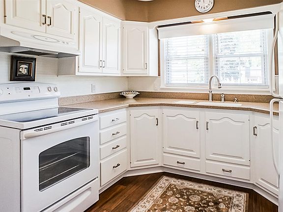 4th image of 722 N Ironwood Dr