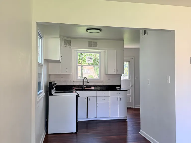 407 W 30th Ave — Photo 6