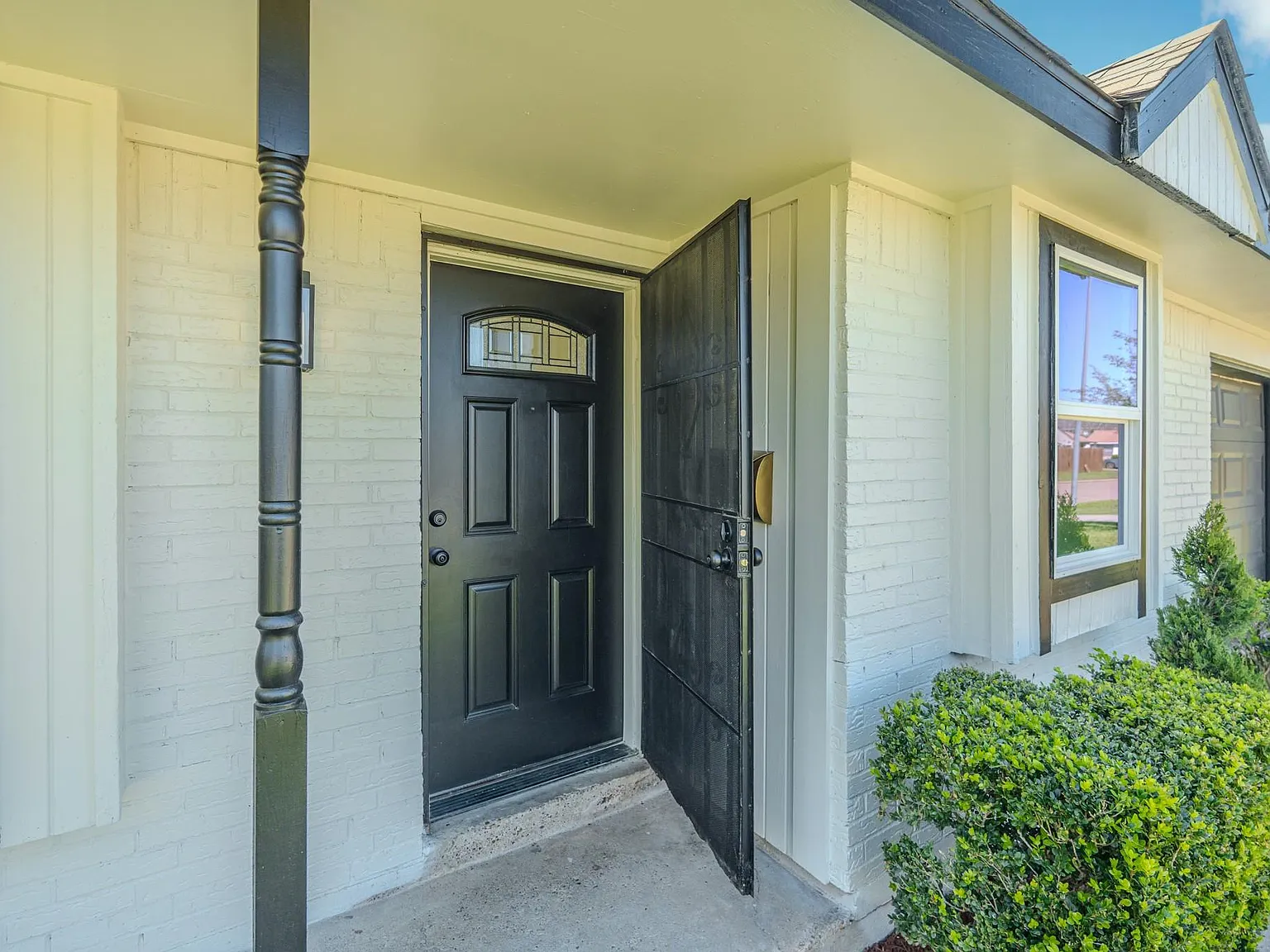 3 bed, 2.0 bath, 1403 sqft, $2,000 — Photo 3