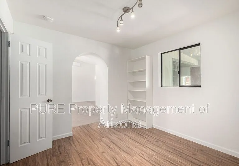 1526 E Griswold Rd — Photo 9