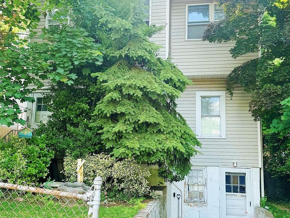 1st image of 221 Manorhaven Boulevard
