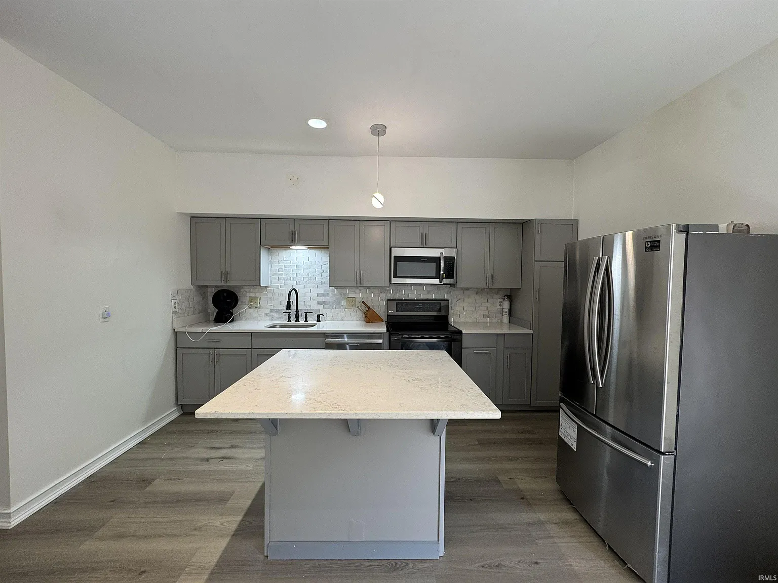 3 bed, 2.0 bath, 1300 sqft, $2,300 — Photo 2
