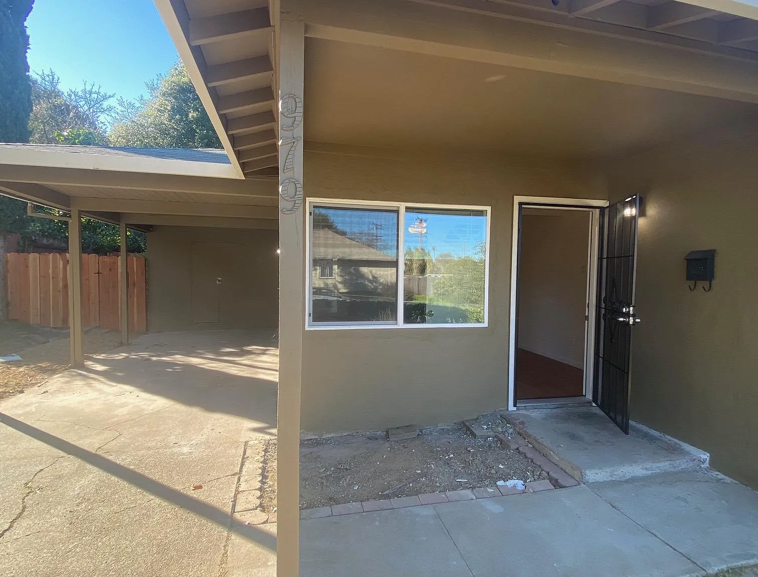 3 bed, 966 sqft, $2,745 — Photo 2