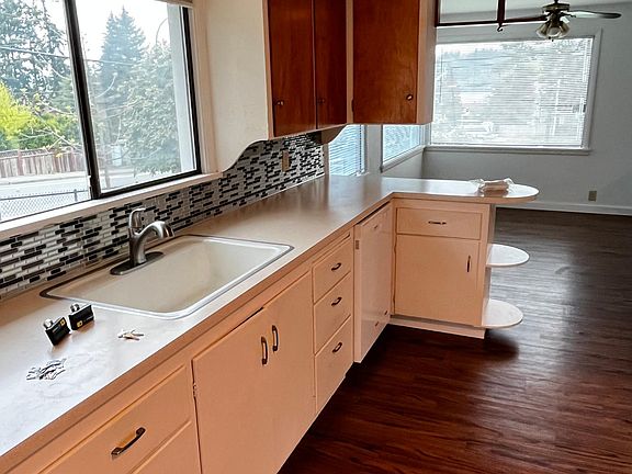 5th image of 3871 W Lake Sammamish Pkwy NE