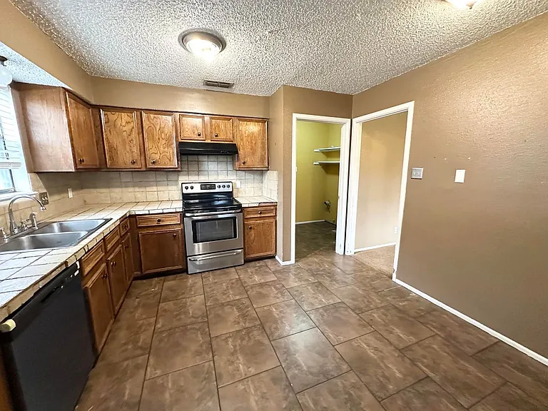4605 Crenshaw Dr — Photo 5