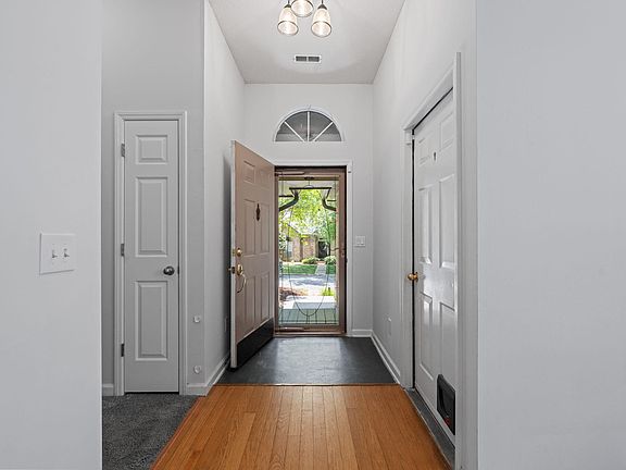 3rd image of 111 Carriage Cir