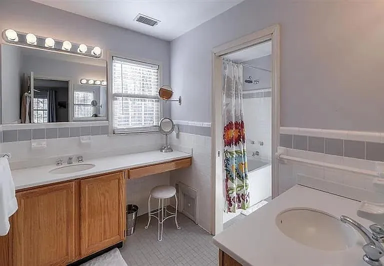 555 Greenland Rd — Photo 22