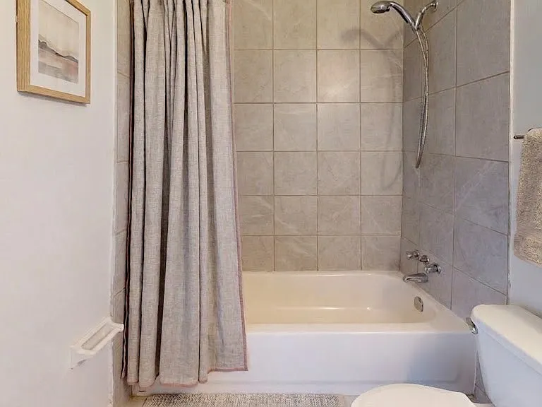 470 Dundas St — Photo 6
