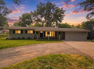 1052 Robinwood Ave, Waterford, MI 48328