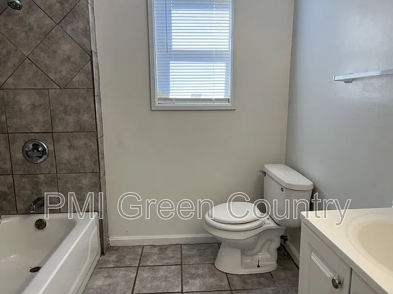413 S Victor Ave — Photo 7