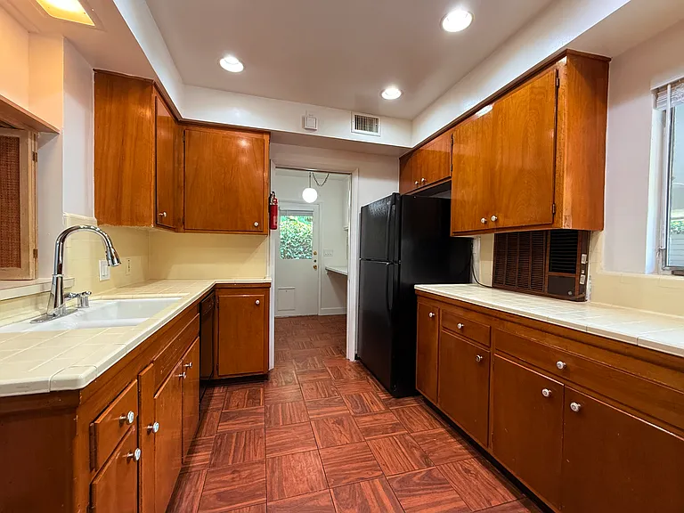 1240 Wellington Ave — Photo 11