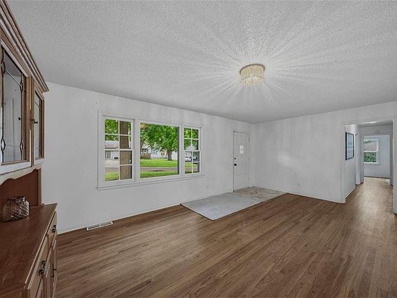 5th image of 6008 Farley Ave