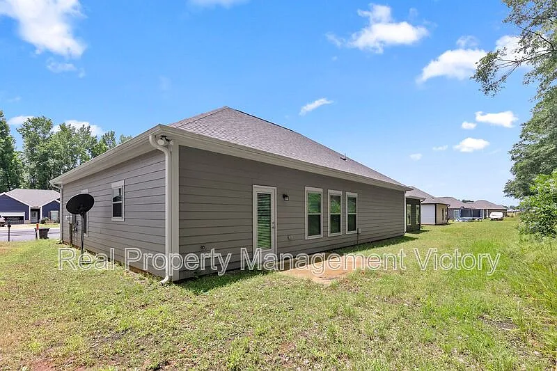 4 bed, 2.0 bath, 1418 sqft, $1,525 — Photo 4