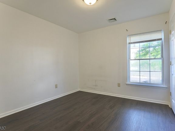 5th image of 586 15Th Ave