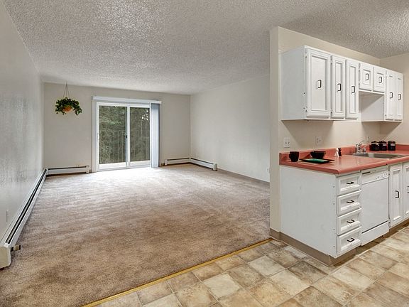 Quiet Creek Apartments - Living Room