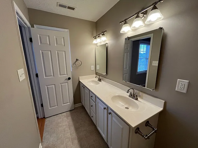696 Wyndhurst Dr — Photo 21