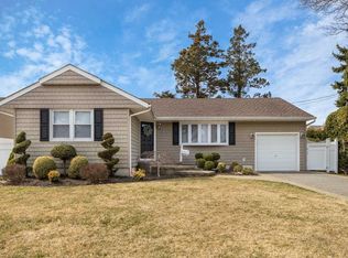142 E Lake Ave, Massapequa Park, NY 11762
