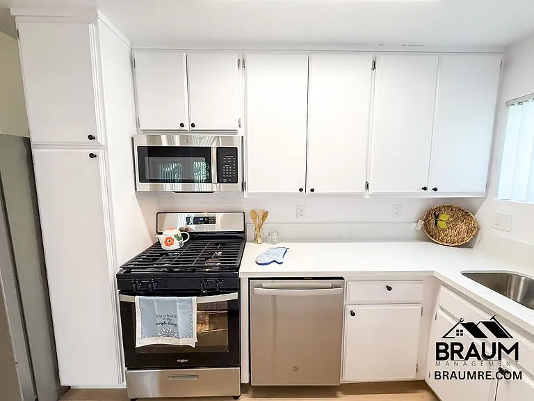 4404 Stern Ave — Photo 8