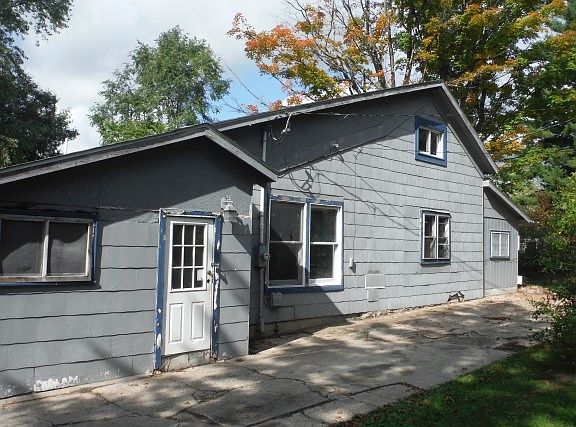 3rd image of 10741 Dwight St