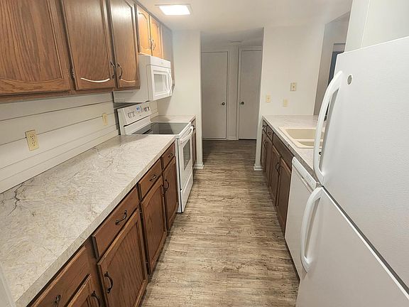 5th image of 838 York Ave