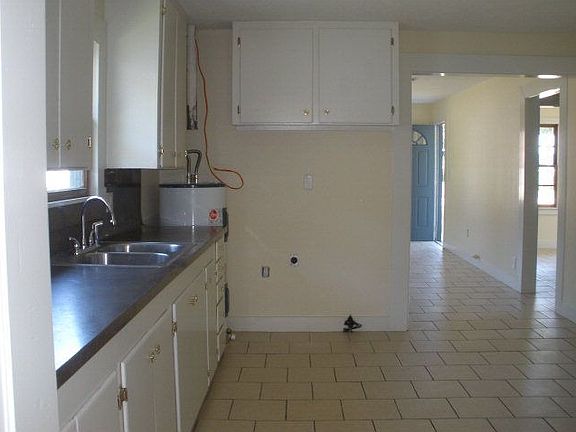 4th image of 233 E Orchard St