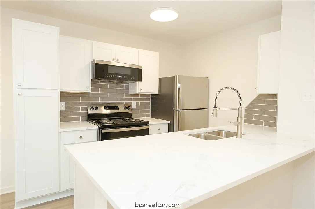 2 bed, 798 sqft, $925 — Photo 2