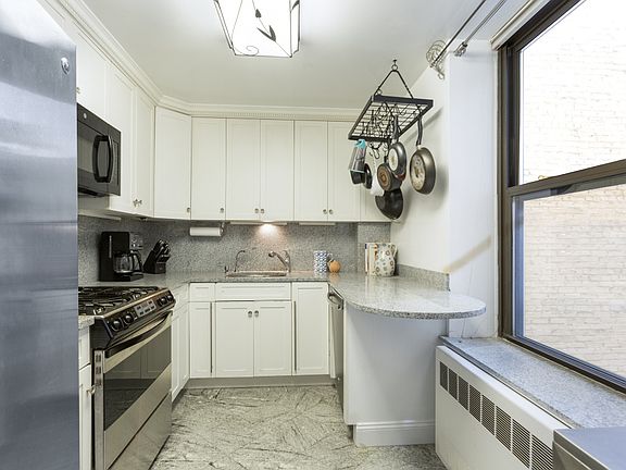 5th image of 201 W 74th St APT 9K