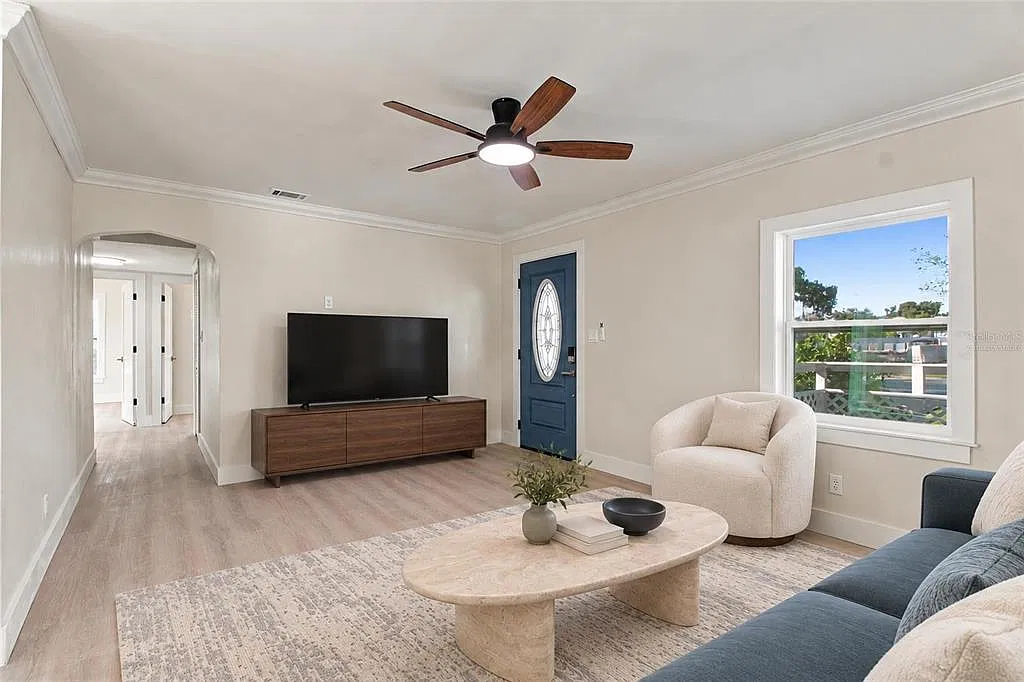 3 bed, 2.0 bath, 1206 sqft, $2,900 — Photo 3