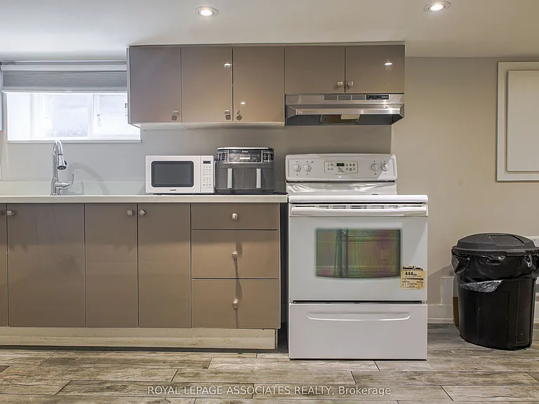 330 Athol St E — Photo 6