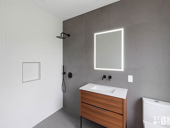 4th image of 275 Nassau Ave #2A