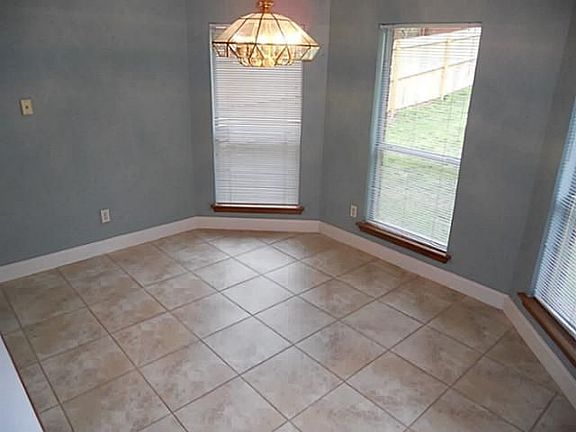 4th image of 2305 Hickory Leaf Ln