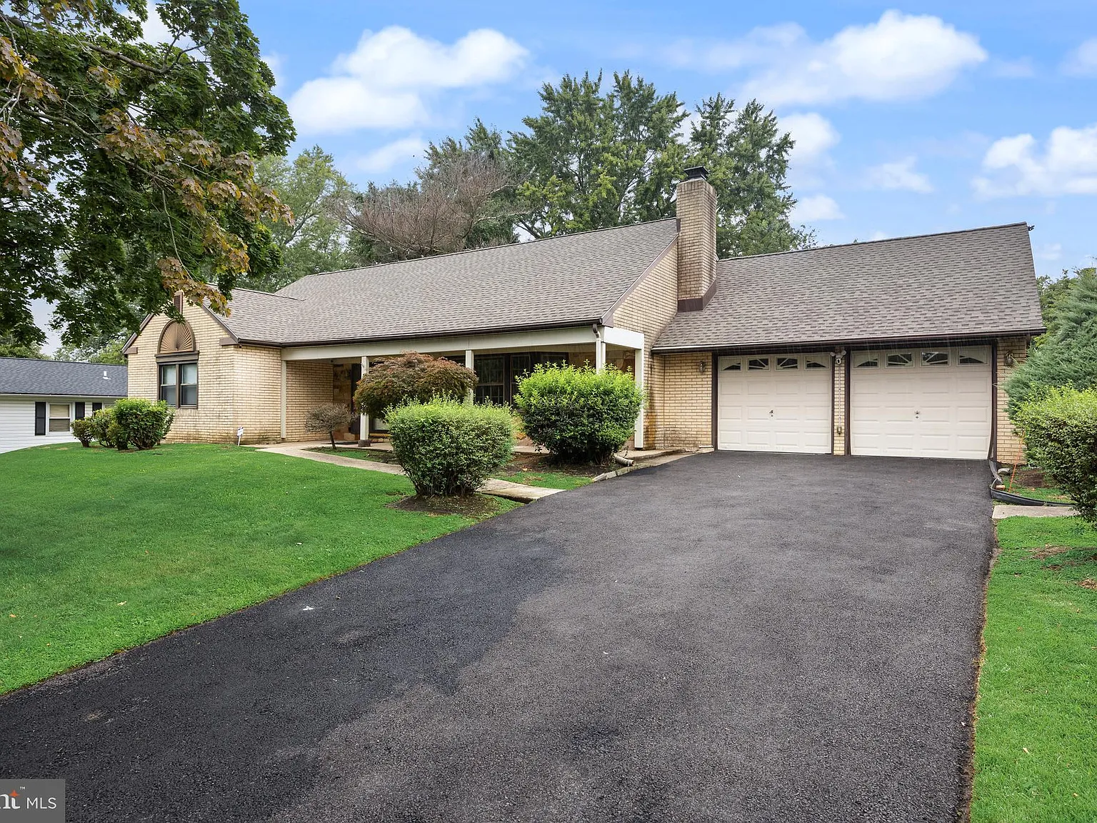 5 bed, 2560 sqft, $3,200 — Photo 2