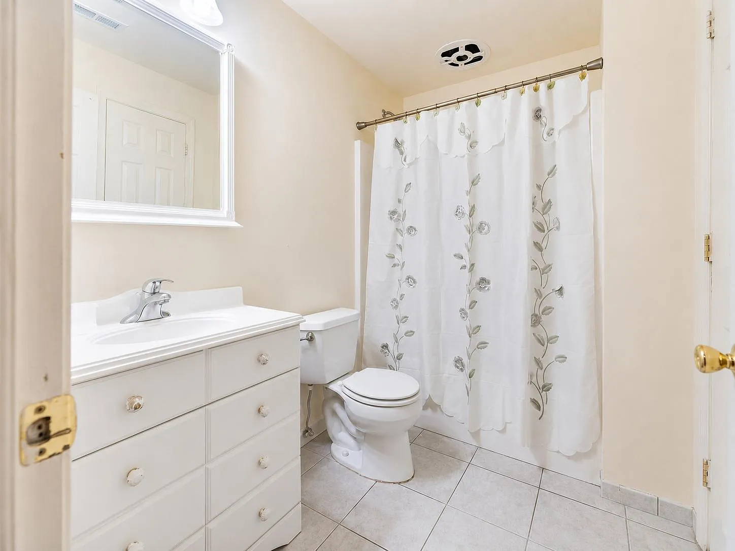 2 bed, 1.0 bath, 4624 sqft, $1,364 — Photo 2