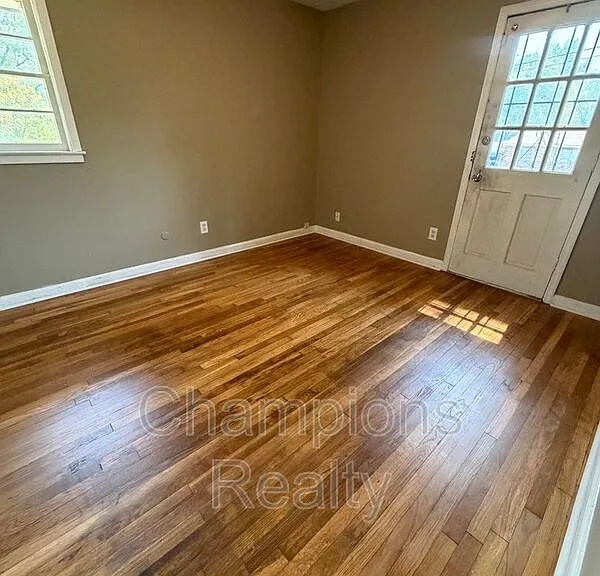 1502 Baker St — Photo 8