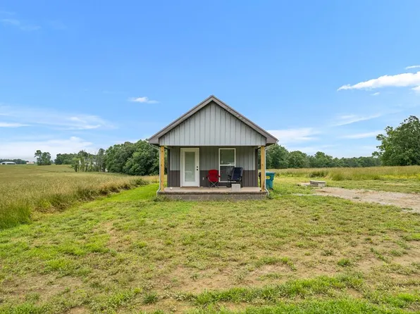 4504 Standing Rock Rd, Deer Lodge, TN 37726