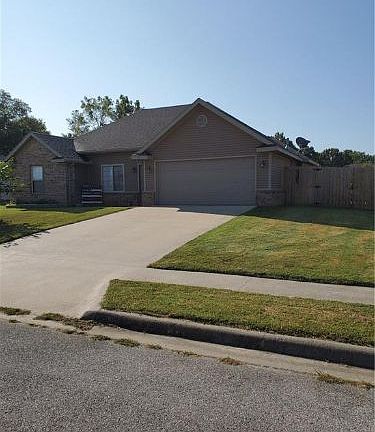 3rd image of 761 Crawford Ln